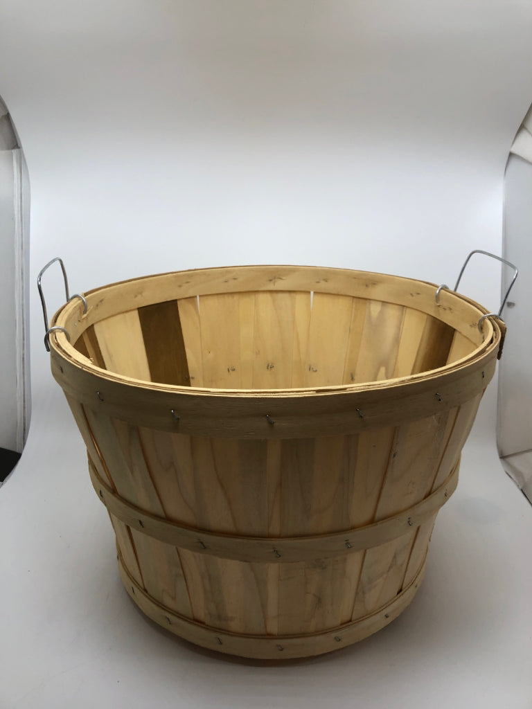 LIGHT WOOD BUSHEL BASKET W METAL HANDLES.