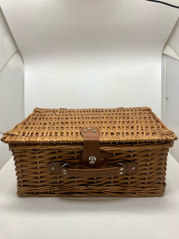 WICKER BASKET PICNIC FOR 2 SET W/FABRIC LINER.