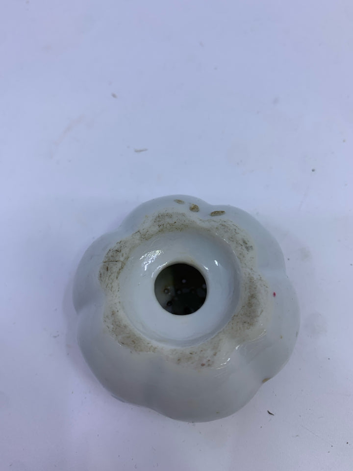 VTG MINI HAIRPIN HOLDER W/PINK FLOWERS.