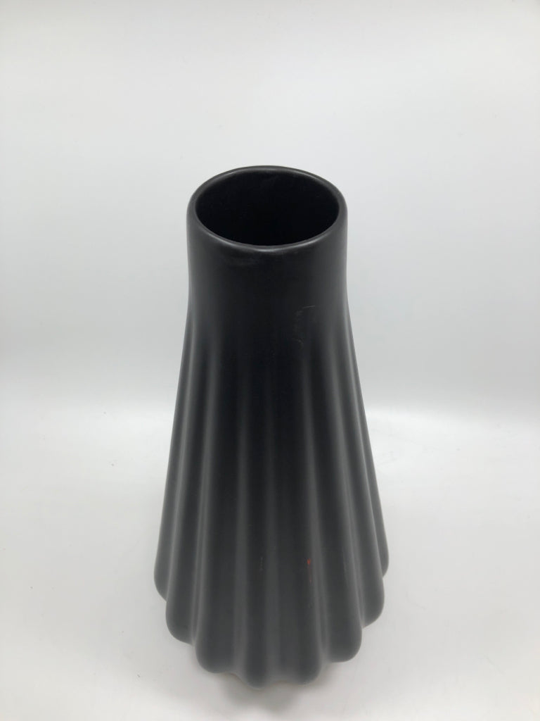 SPORVIL MATTE BLACK TERRA COTTA VASE.