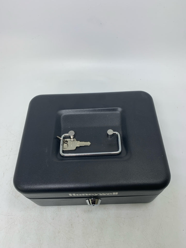 SMALL METAL LOCK SAFE W/ KEY.