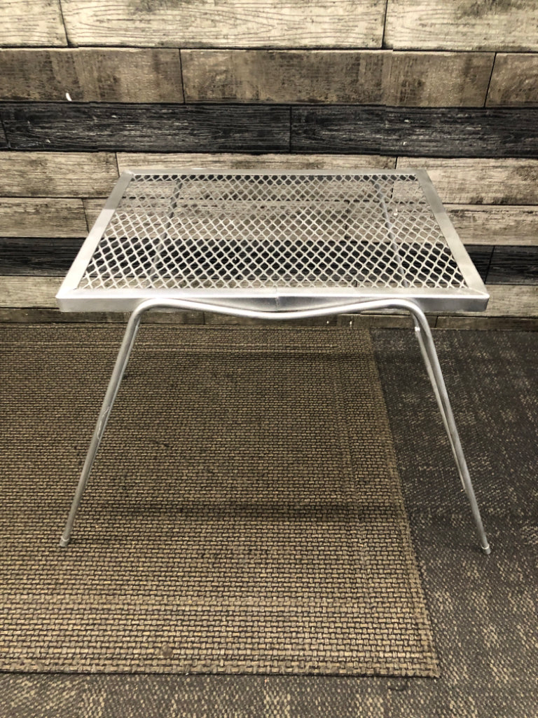 SHORT METAL PLANT STAND.
