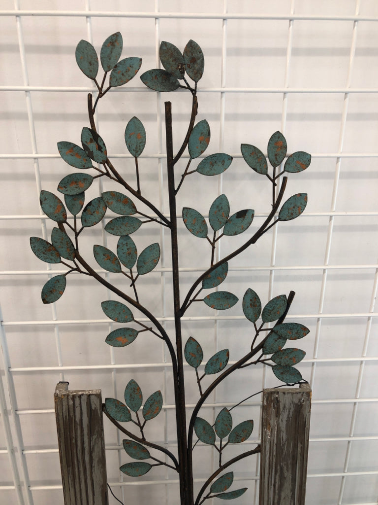 METAL PLANT W/WOODEN BASE WALL-HANGING.