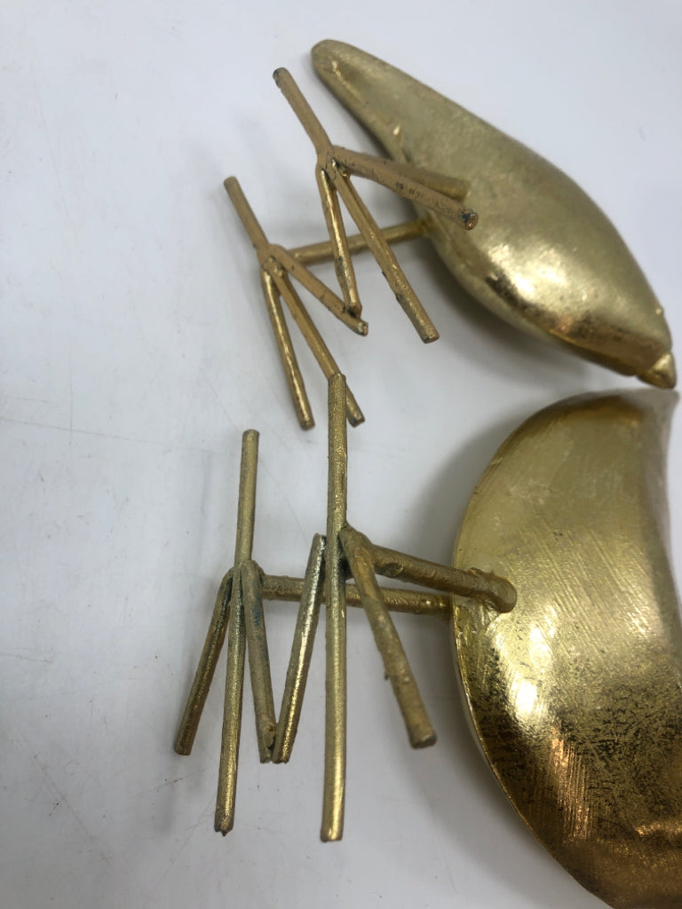 2 GOLDEN METAL BIRDS SHELF DECOR.