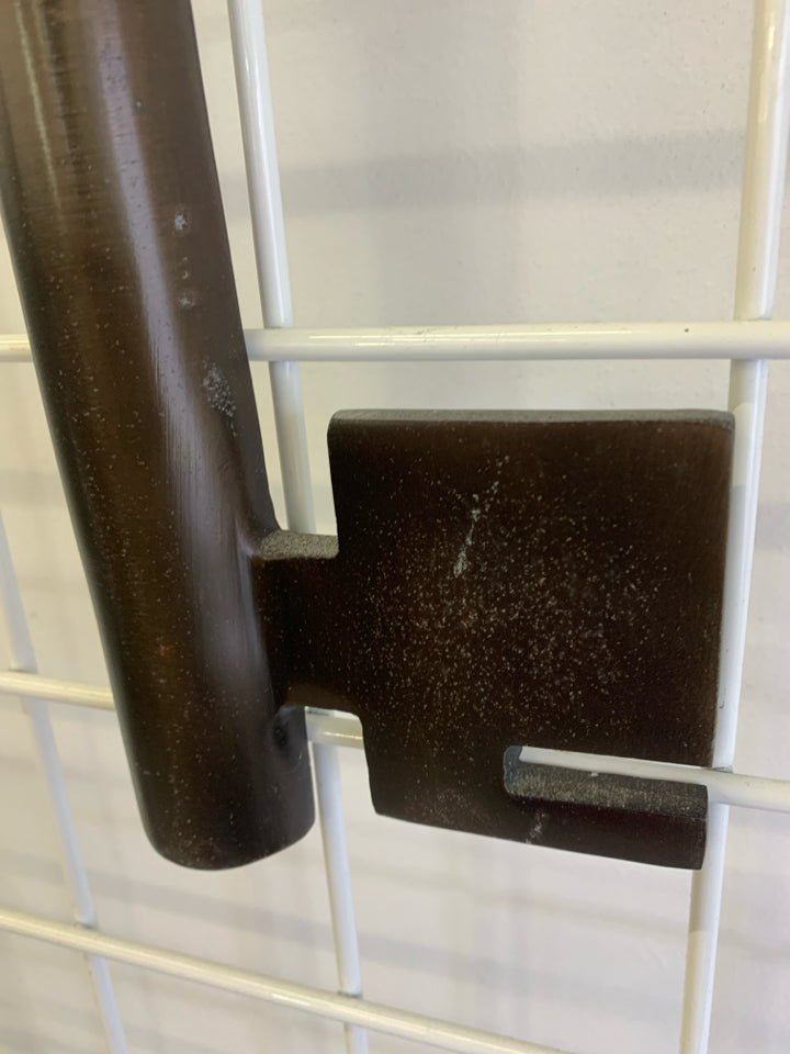 BRONZE KEY WALL DECOR.