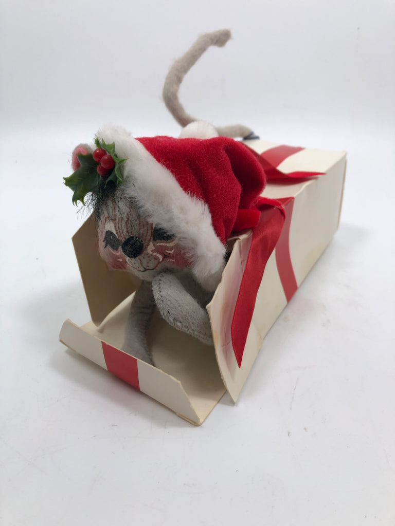 VTG GREY ANNELEE MOUSE IN PRESENT 1992.