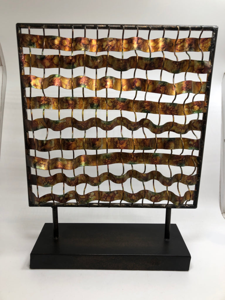 ABSTRACT METAL DISTRESSED SCULPTURE.