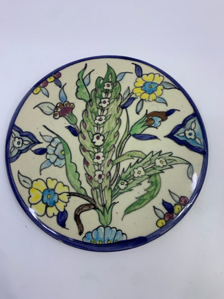 PAINTED CERAMIC TRIVET W/GREEN LEAF DESIGN.