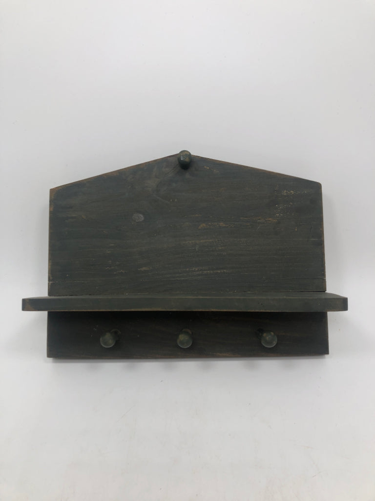 SM GREEN WALL SHELF W/HOOKS.