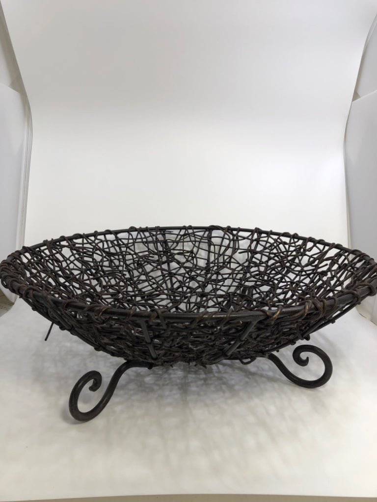 WOVEN TWIG RAISED CIRCULAR FRUIT BASKET.