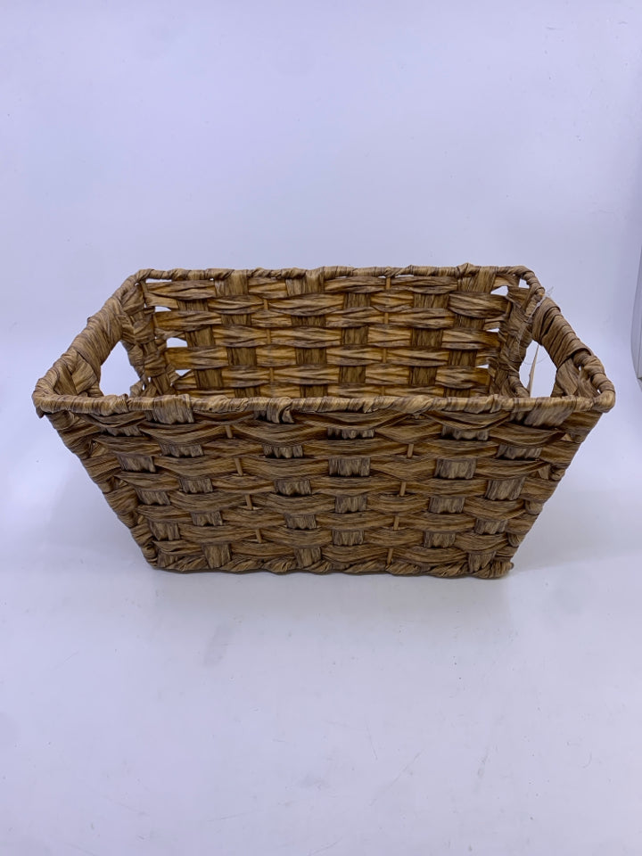 WOVEN BROWN BASKET W/HANDLES.