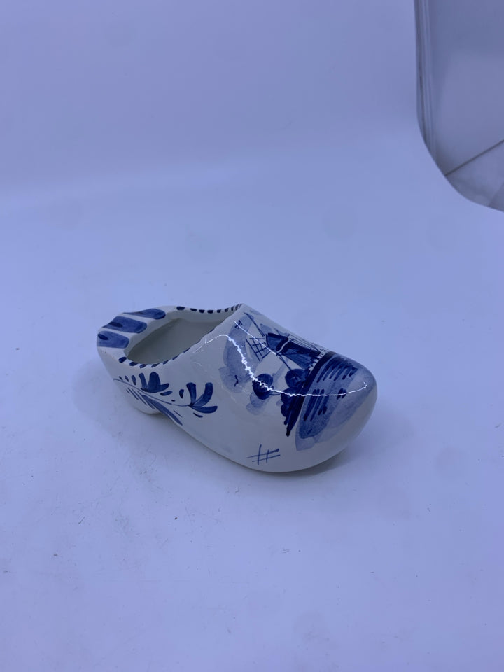 VTG CERAMIC WHITE/BLUE DUTCH SHOE.