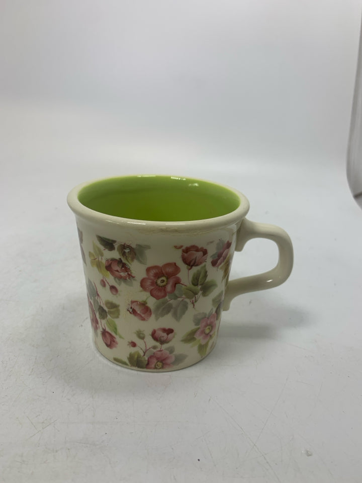 VTG FLORAL SHORT MUG W/ GREEN INSIDE.