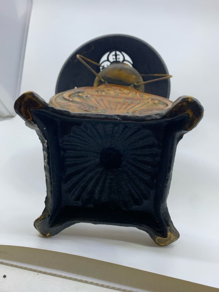FOOTED METAL CANDLE LAMP EMBOSSED.