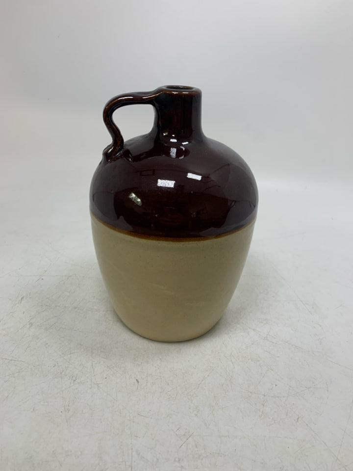 BROWN/TAN JUG W/ SINGLE HANDLE.