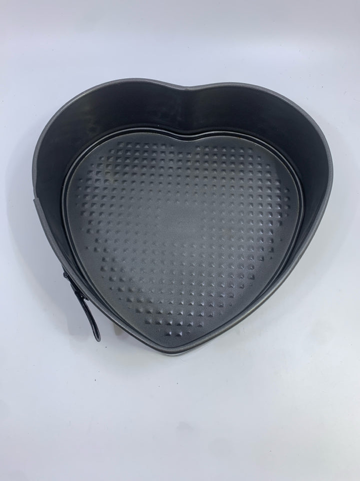 HEART SHAPED CAKE PAN SPRINGFORM WILTON.