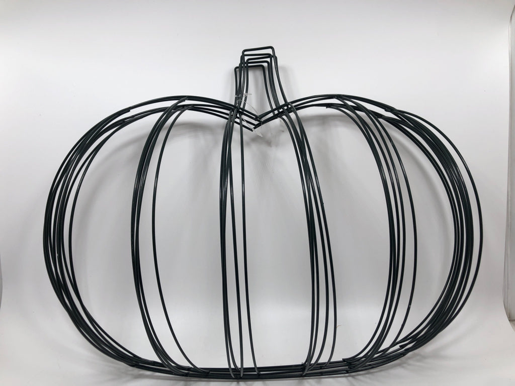 4PK WIRE PUMPKIN WREATH FORM.