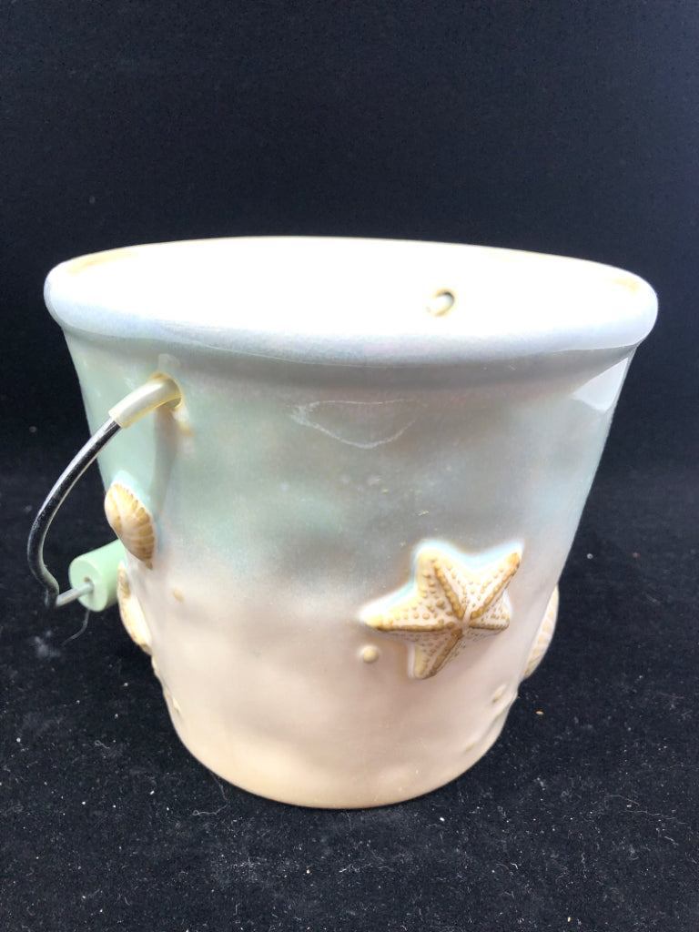 CERAMIC BLUE/WHITE SEASHELL BUCKET WITH HANDLE.