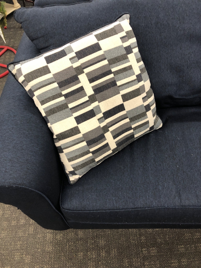 5PC BLUE CORNER SECTIONAL W/OTTOMAN 3 THROW PILLOWS.