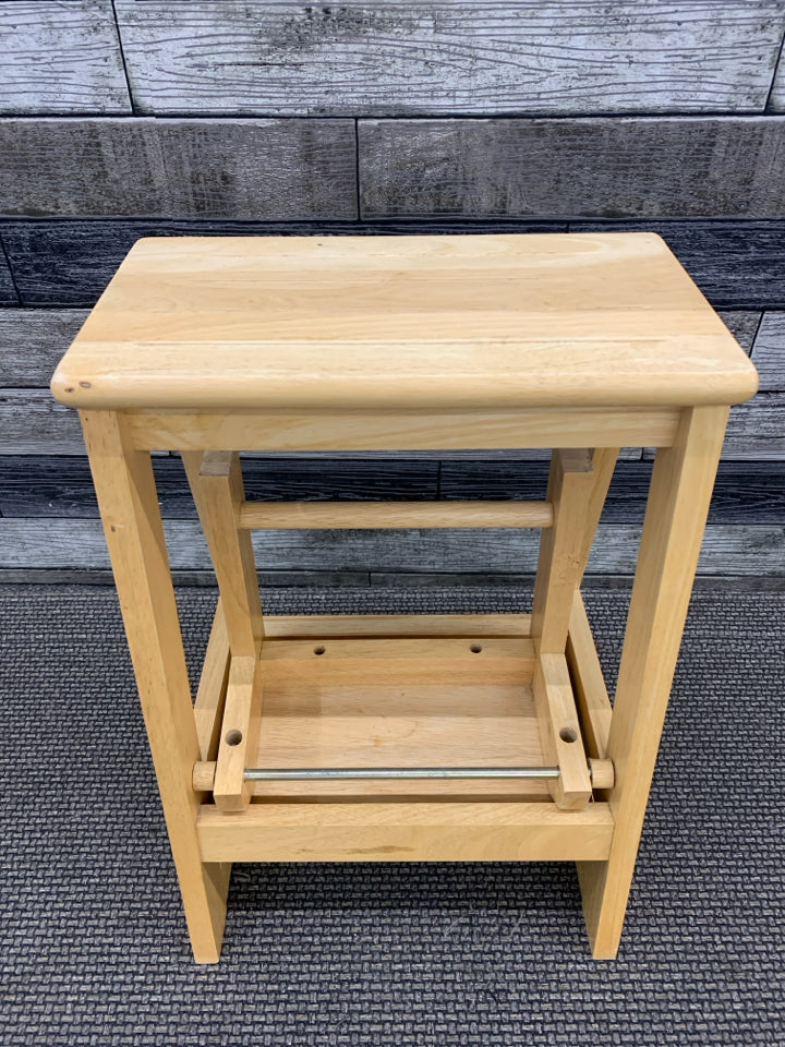 LT WOOD FOLDING STEP STOOL.