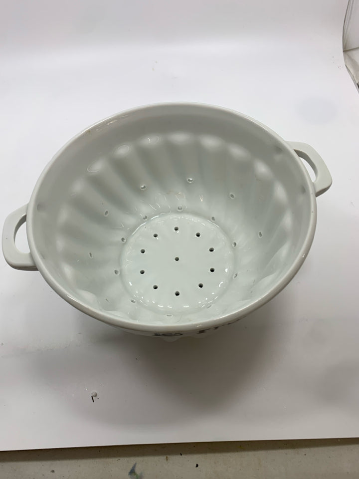 LES FRAISES STRAWBERRIES STRAINER.