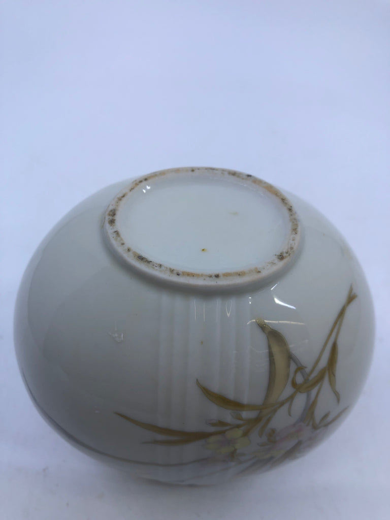 CIRCLE VASE W/ TAN FLOWERS.