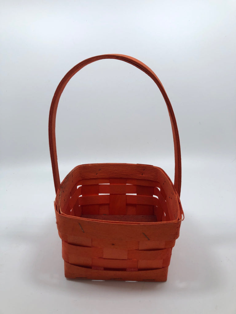 SMALL ORANGE SQUARE WOVEN BASKET.