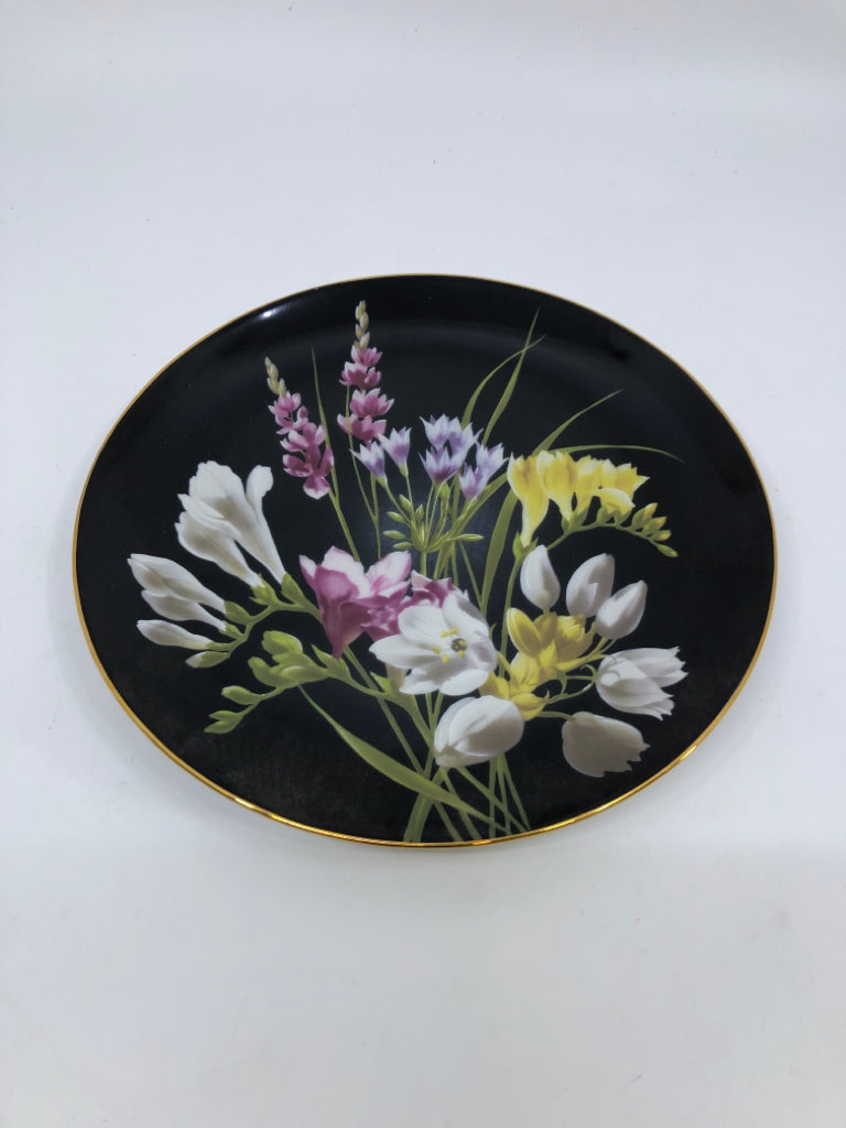 DANBURY MINT "FREESIA" DECORATIVE PLATE W/FLOWERS+GOLD RIM.