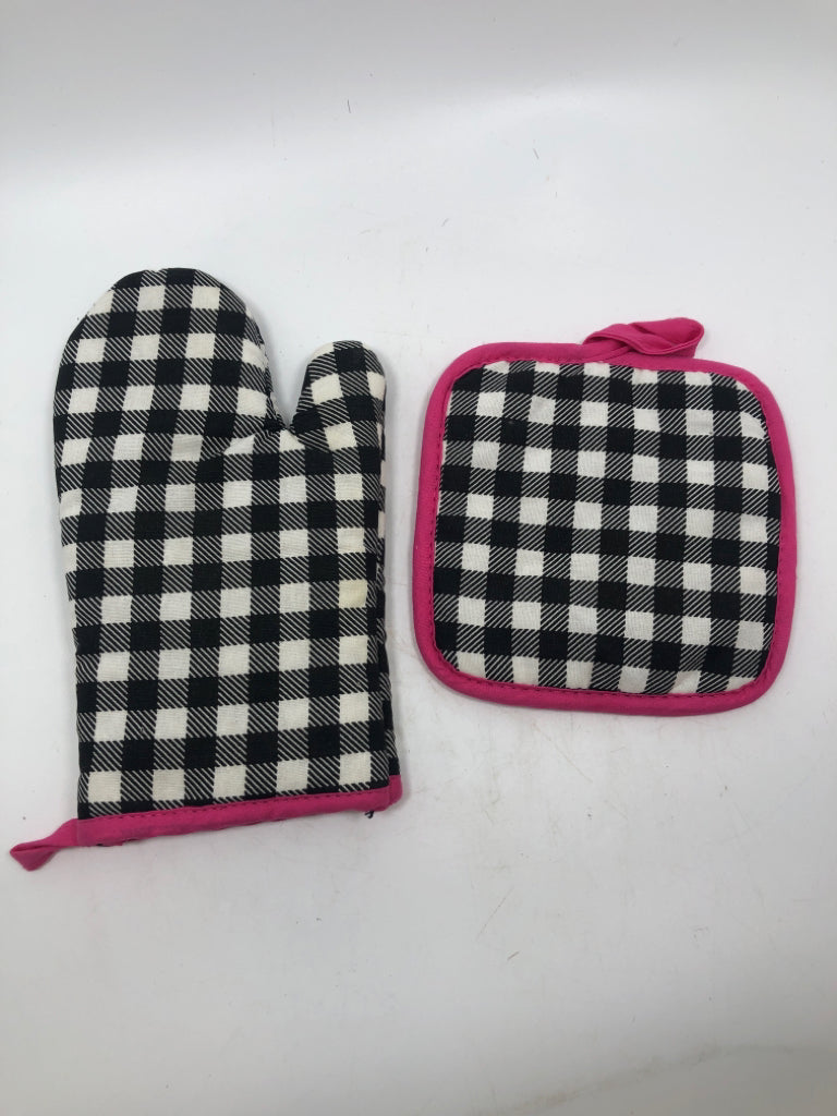 2PC PINK LINED CHECKERED KIDS OVEN MIT & POT HOLDER.