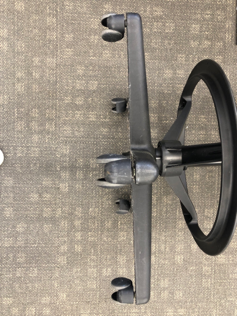 ADJUSTABLE BLACK SWIVEL OFFICE CHAIR.