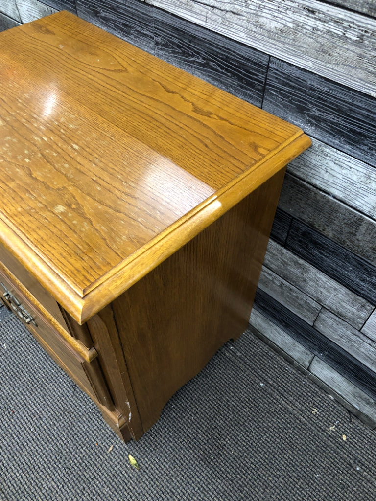 2 DRAWER OAK NIGHTSTAND.