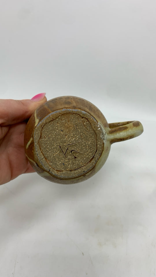TAN POTTERY MUG.