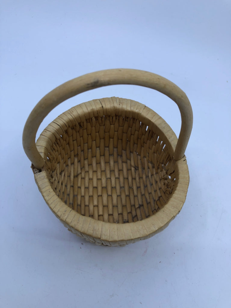 SMALL BLONDE TIGHT WOVEN BASKET.