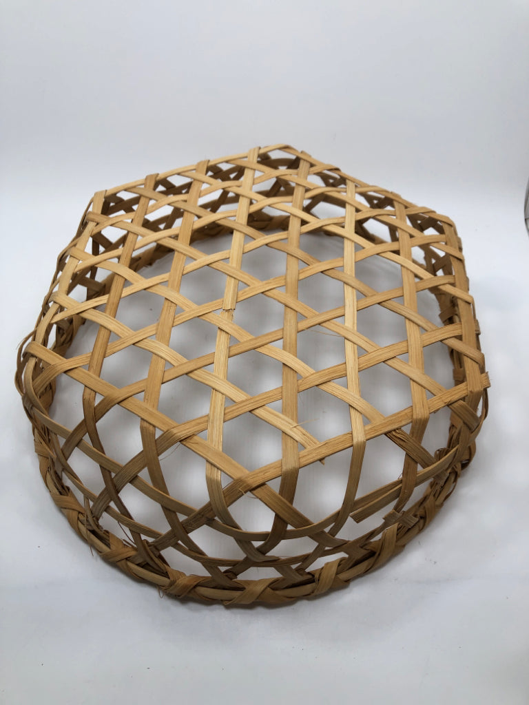 ROUND TAN WICKER BASKET.