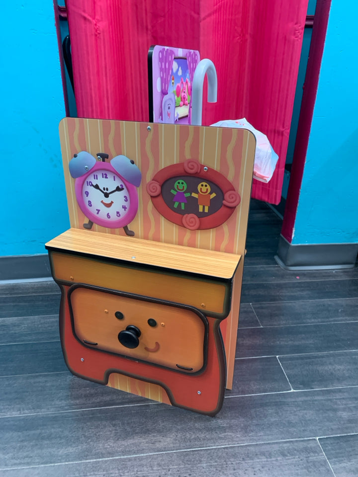 Blue's Clues & You! Cooking-Up-Clues Wooden Play Kitchen & Handy Dandy Notebook