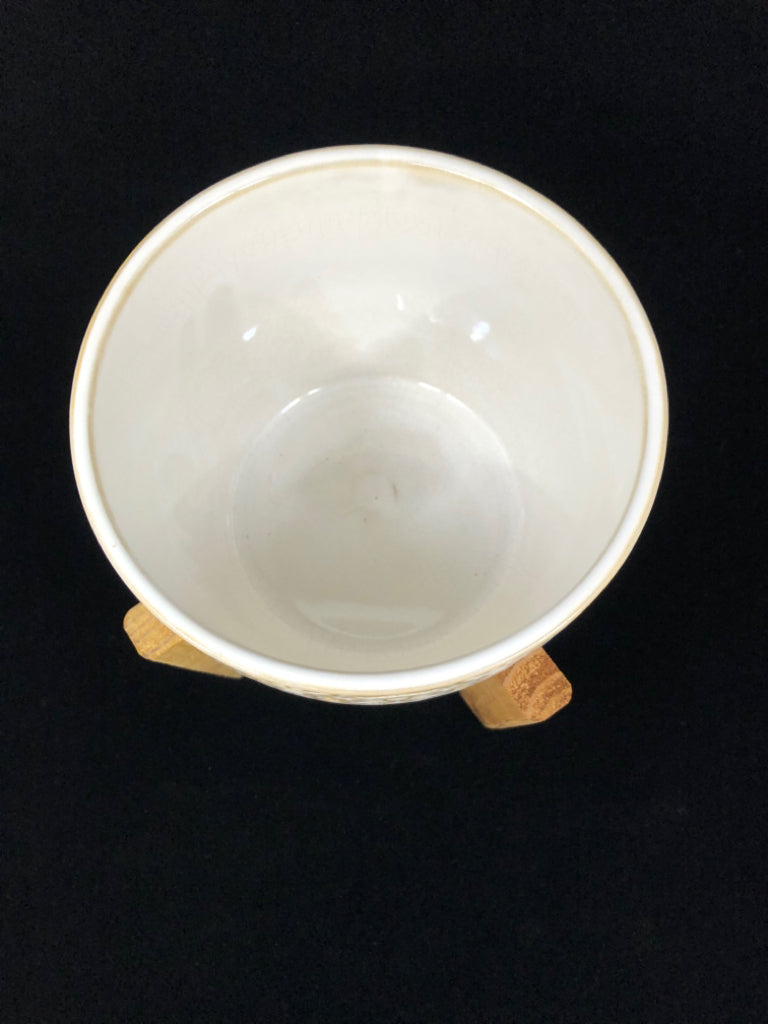 CIRCLE DESIGN CERAMIC PLANTER ON WOOD LEGS.