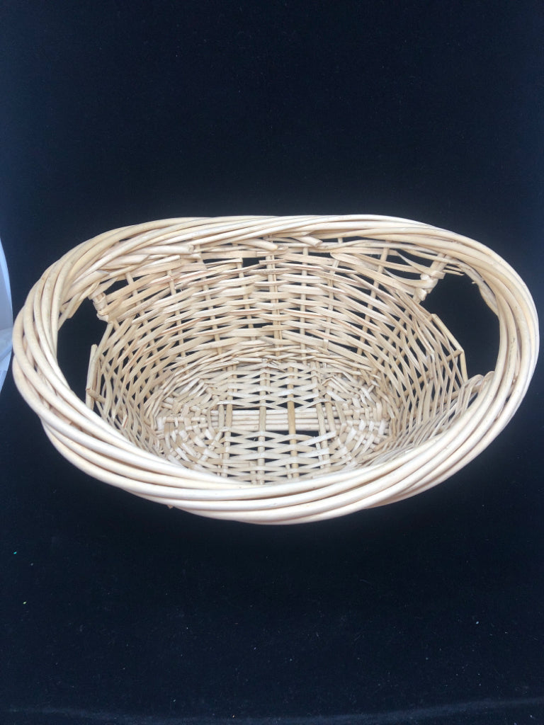 OVAL WICKER BASKET.