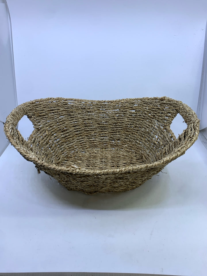 OVAL WOVEN BASKET W/HANDLES.