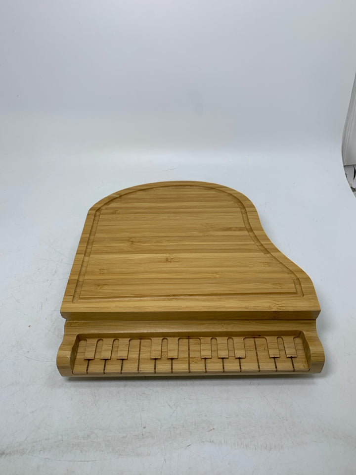 NIB PIANO CHEESE BOARD & KNIFE SET BAMBOO LEGACY BY PICNIC TIME.