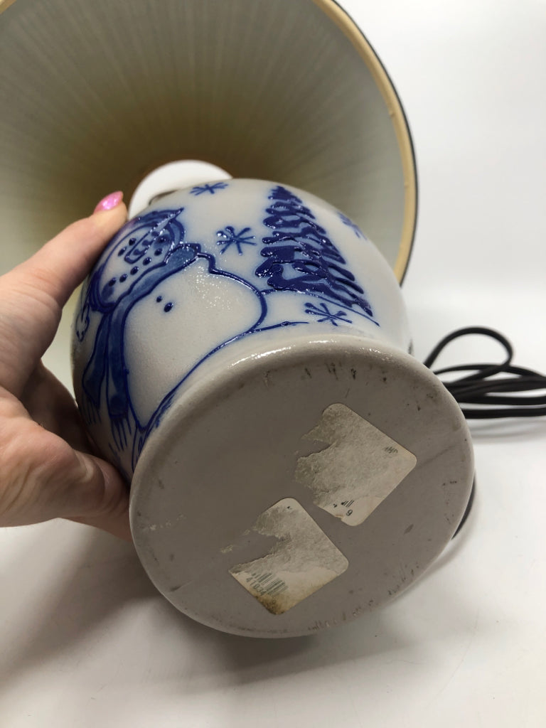 SNOWMAN STONEWARE JUG LAMP W/BLUE PLEATED SHADE.