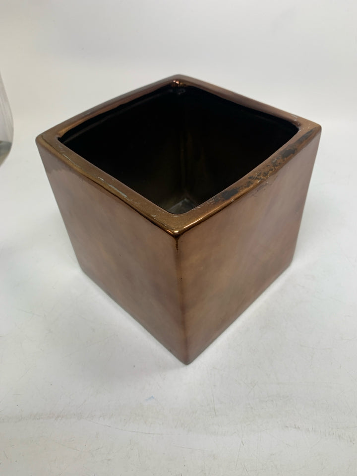 SQUARE CERAMIC PLANTER.