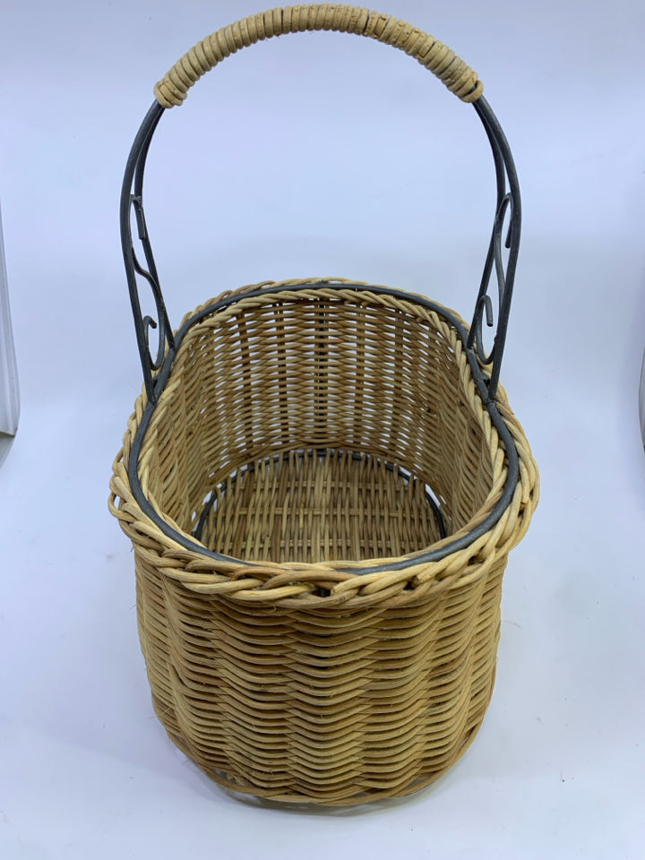 WOVEN WICKER BASKET W/METAL STRUCTURE & HANDLE.