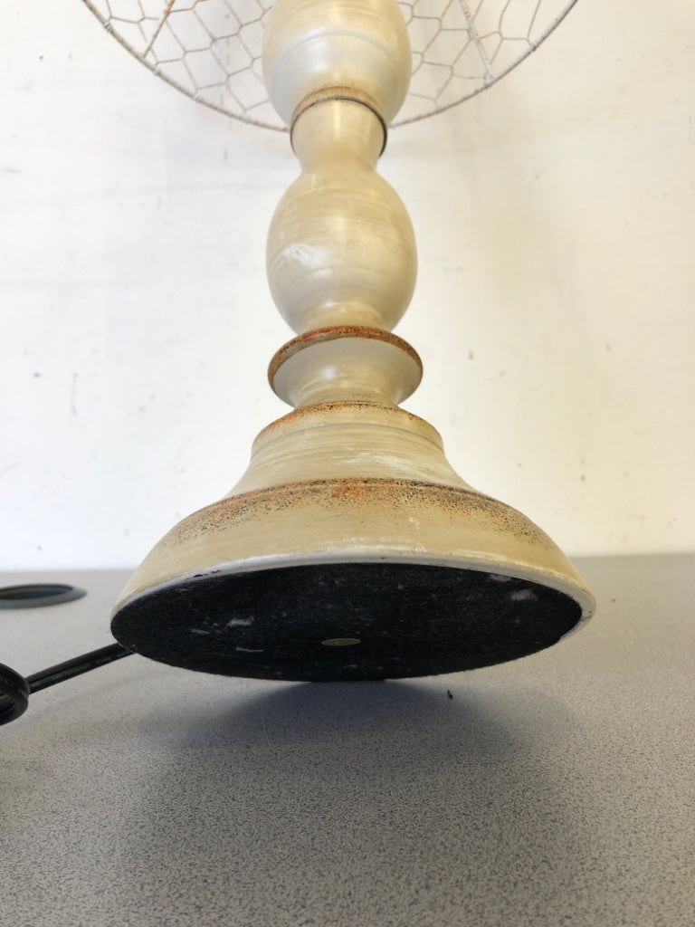 TAN DISTRESSED BASE TOUCH LAMP W/WHITE WIRE FRAME.