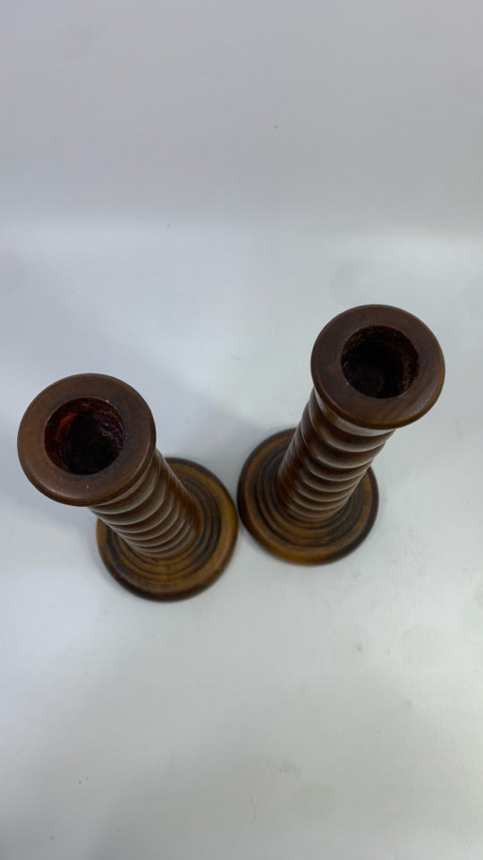 2 WOOD RIBBED TAPERED CANDLESTICK HOLDERS.
