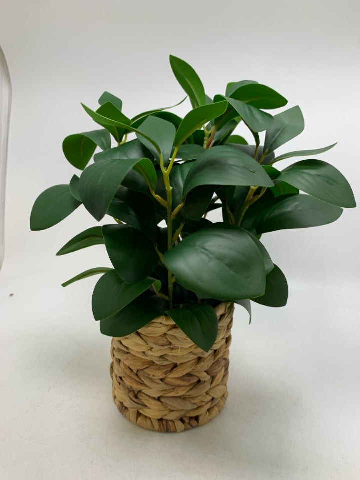 WOVEN PLANTER W/ FAUX LEAVES.