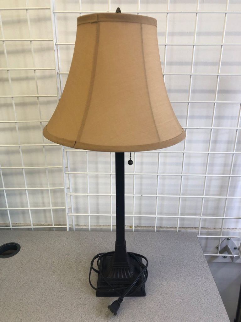 BLACK METAL LAMP W/LT BROWN SHADE.
