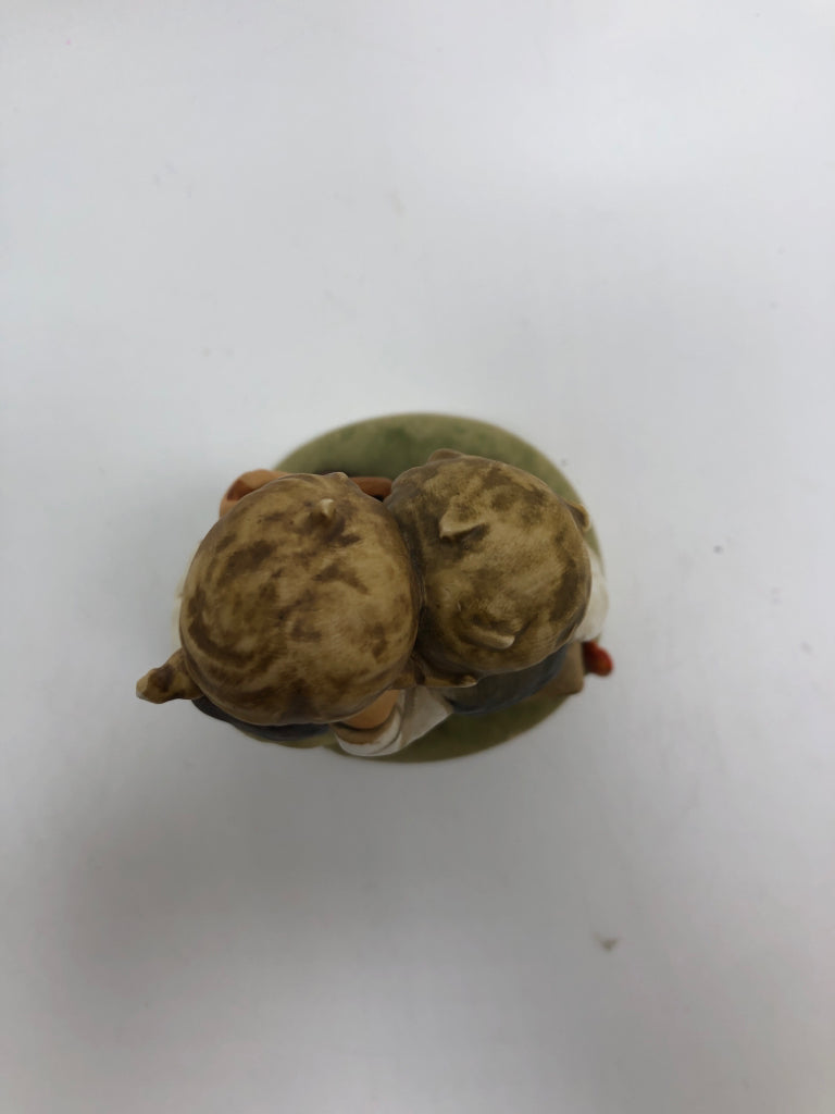 VTG HUMMEL 'SMART LITTLE SISTER' FIGURINE.