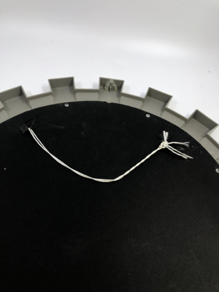 SEAGULL W/WAVES OIL PAINTING IN CIRCULAR REFLECTIVE FRAME.