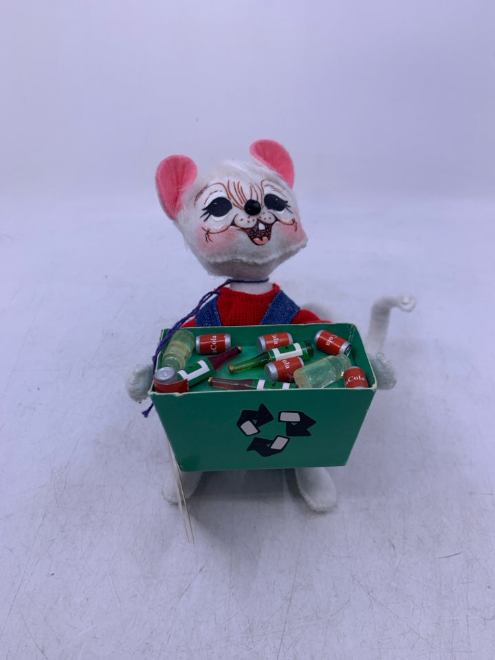 WHITE ANNALEE MOUSE HOLDING COCA COLA TRAY W/ OVERALLS.