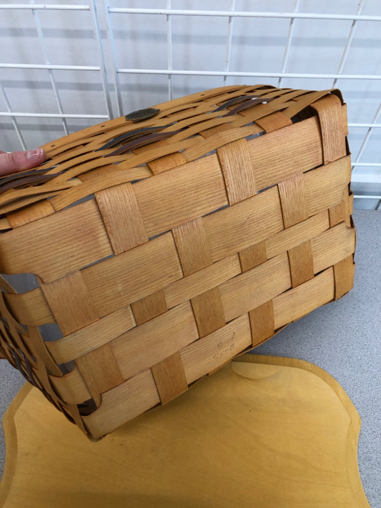 SERVING BASKET W/AMERICAN FLAG LID AND PLASTIC INSERT.